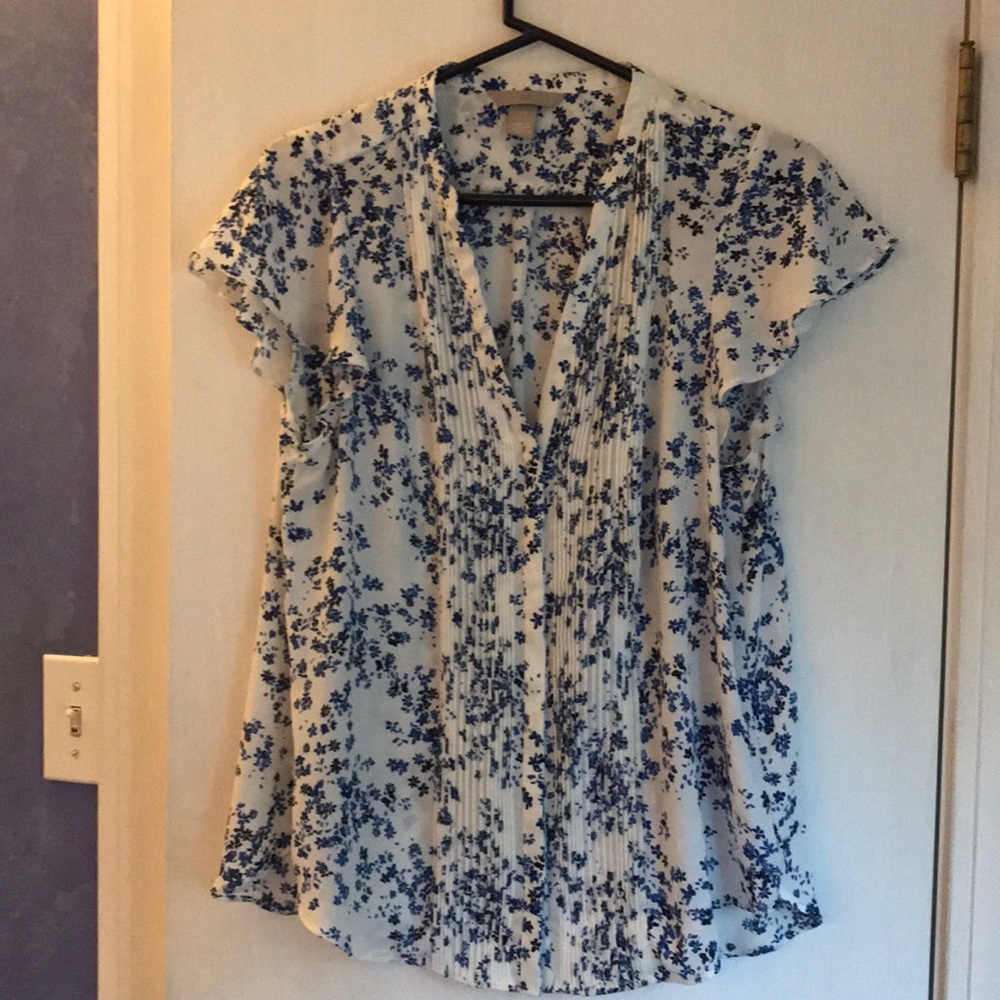 Pretty flowered summer blouse.